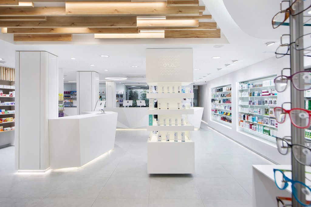 Pharmacies modernes sur blanc