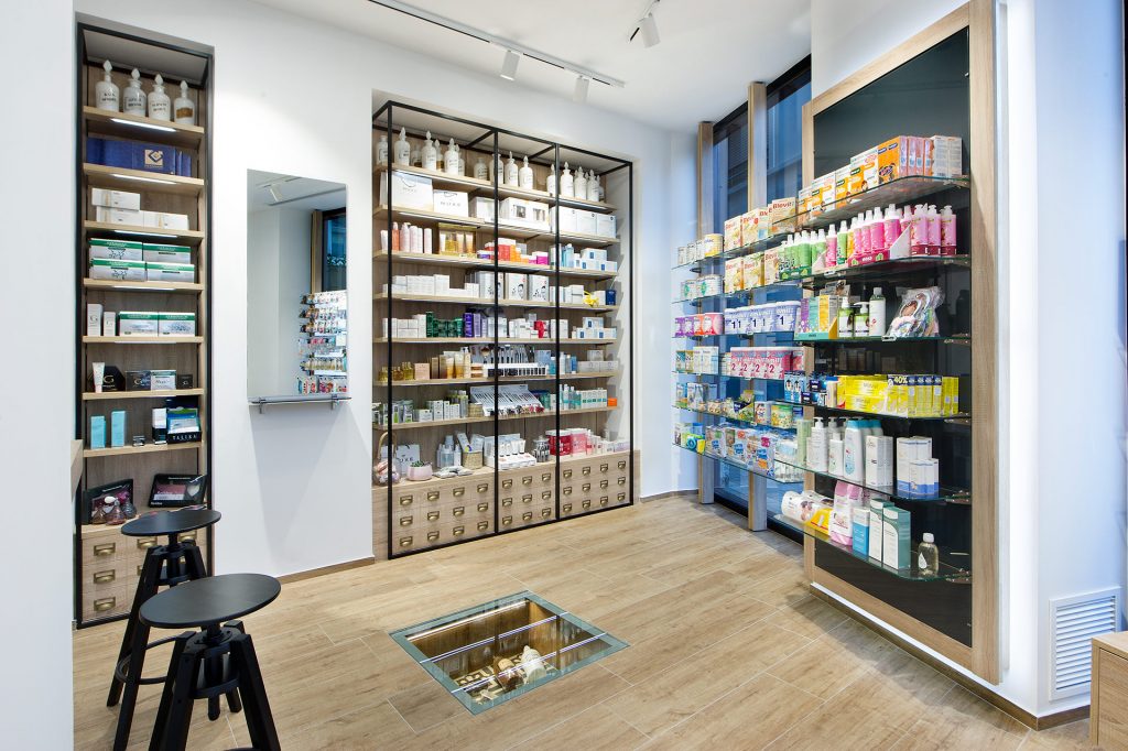 Productos en estanterías de farmacia