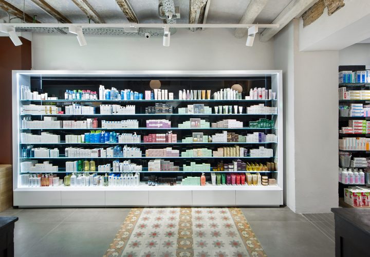 Colocar productos estanterías farmacia