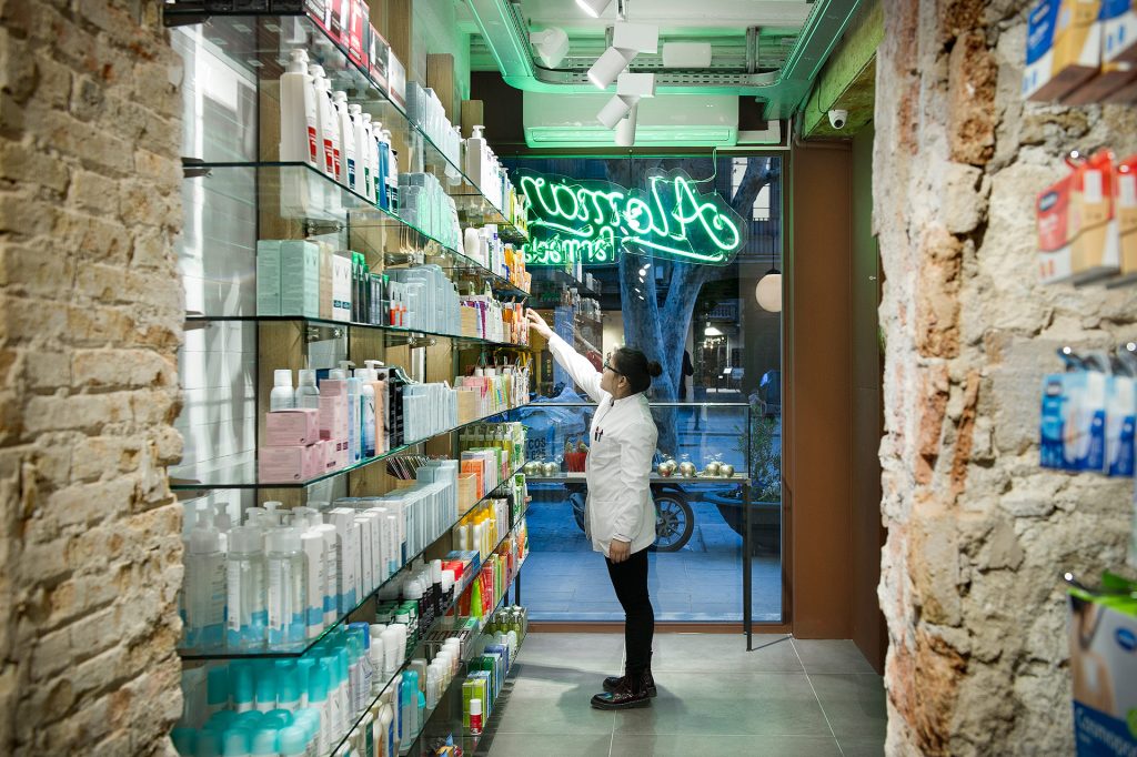 Colocación de productos en estanterías de farmacia