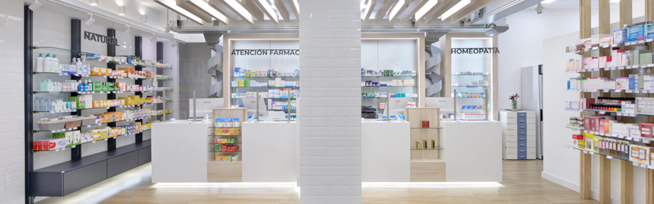 Interior de la farmacia Crespo
