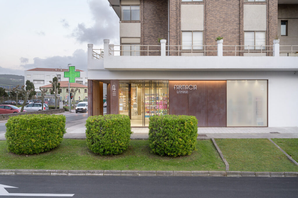 Vista Exterior Farmacia Amparan