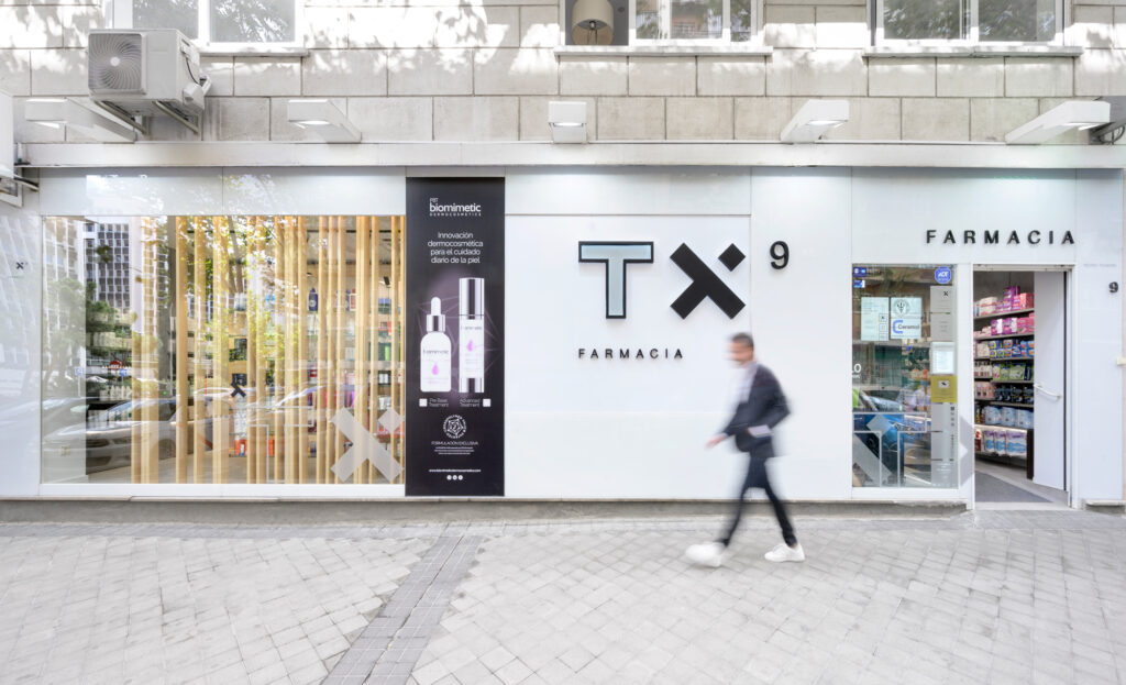 Fachada de la farmacia moderna TX9.