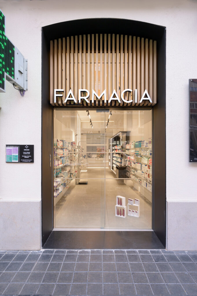 Fachada de la farmacia Ferrer Lazaro.