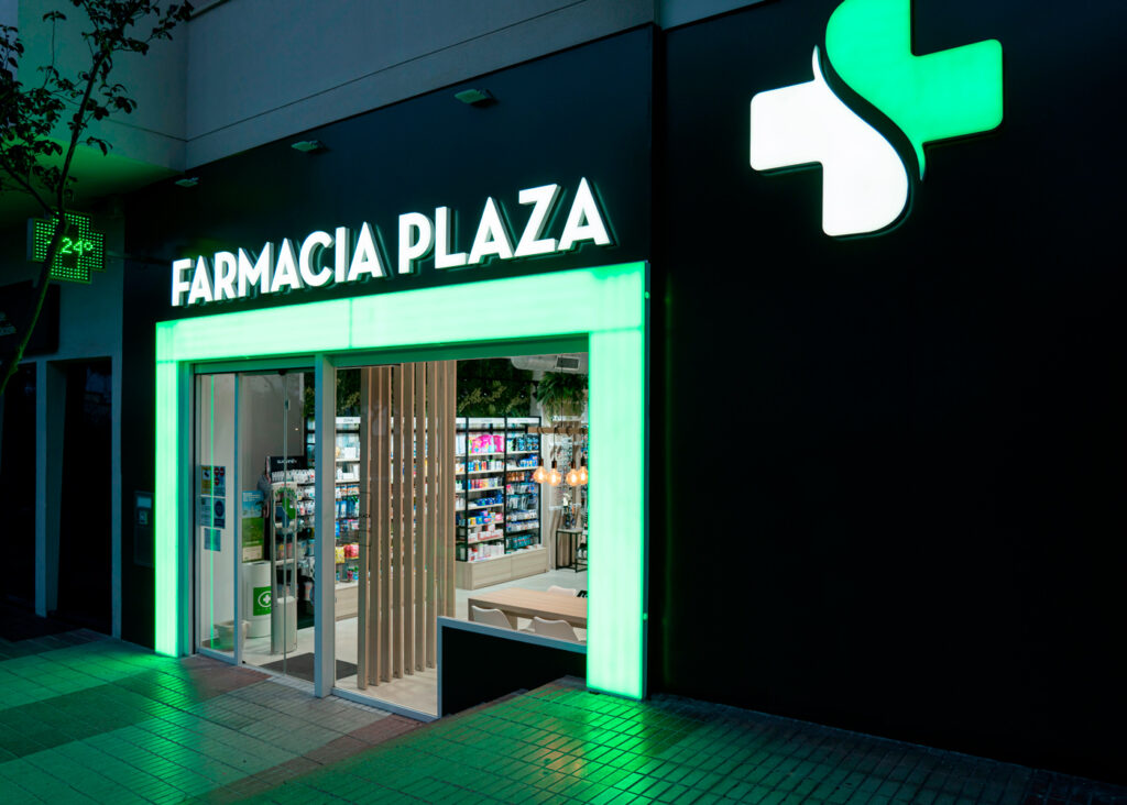 Fachada de la farmacia moderna Plaza.