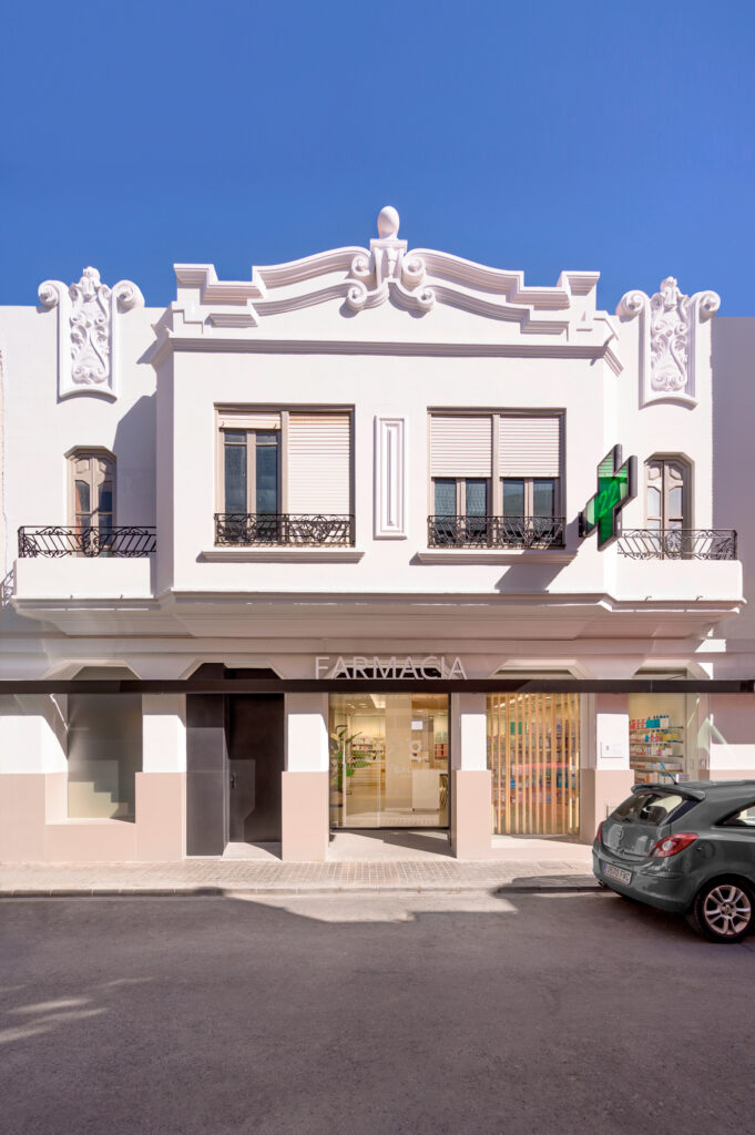 Fachada de la farmacia Gil Llager.