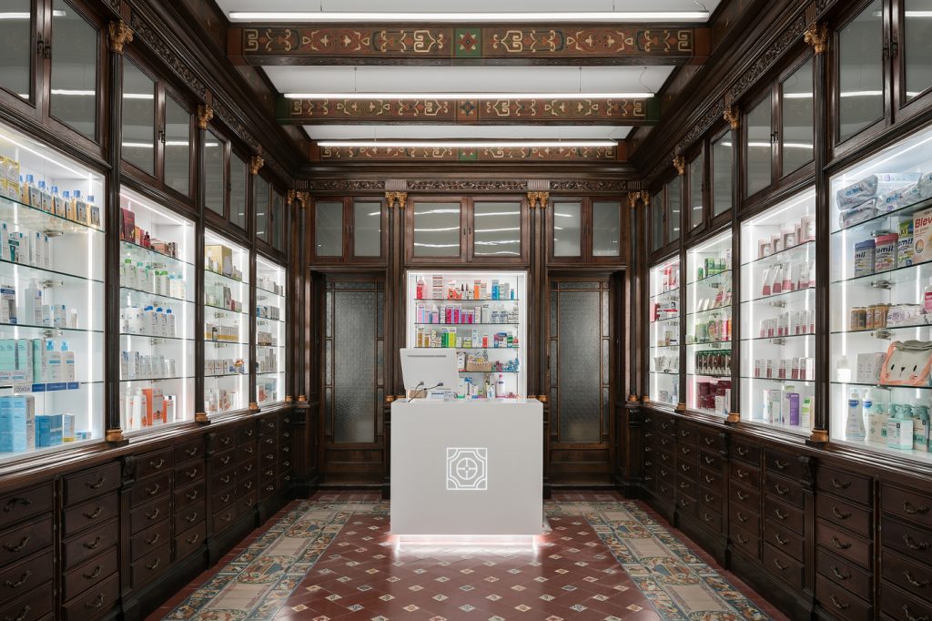 Farmacia con estilo clásico Bescansa.