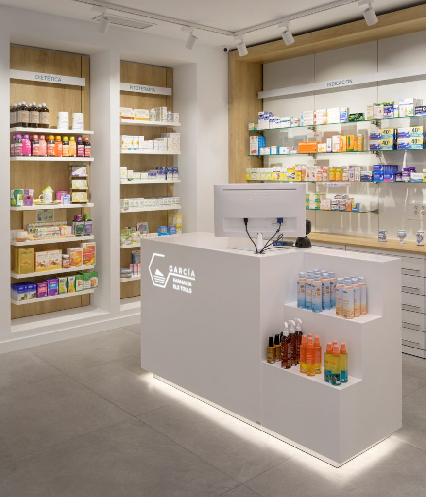 Vetrina estiva moderna per farmacia.