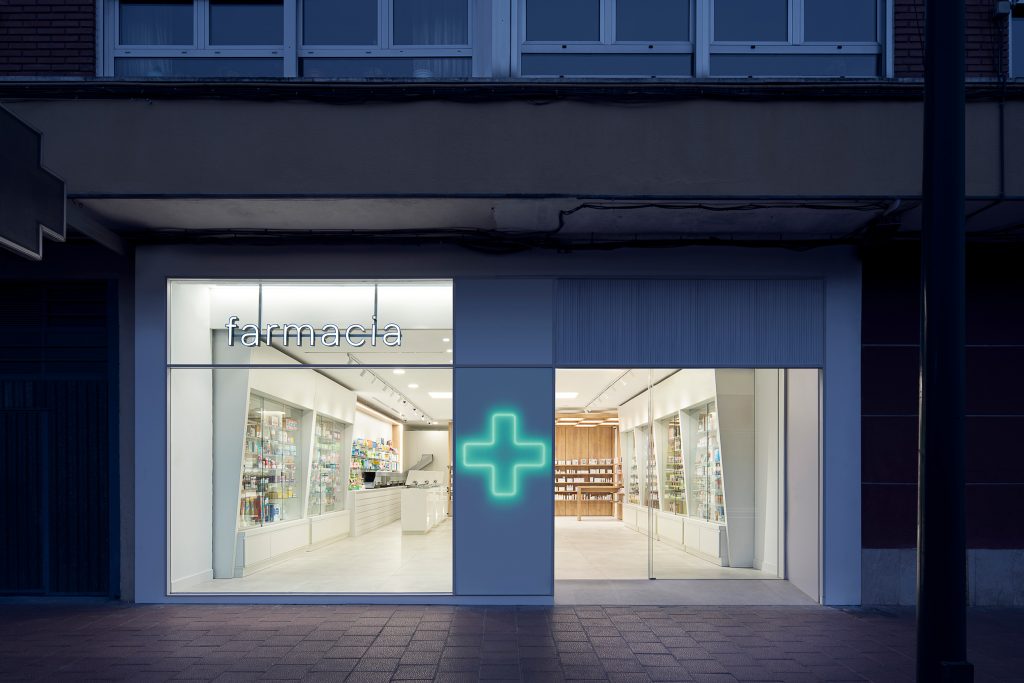 Farmacia Melgar Tobalina y su escaparate de otoño.