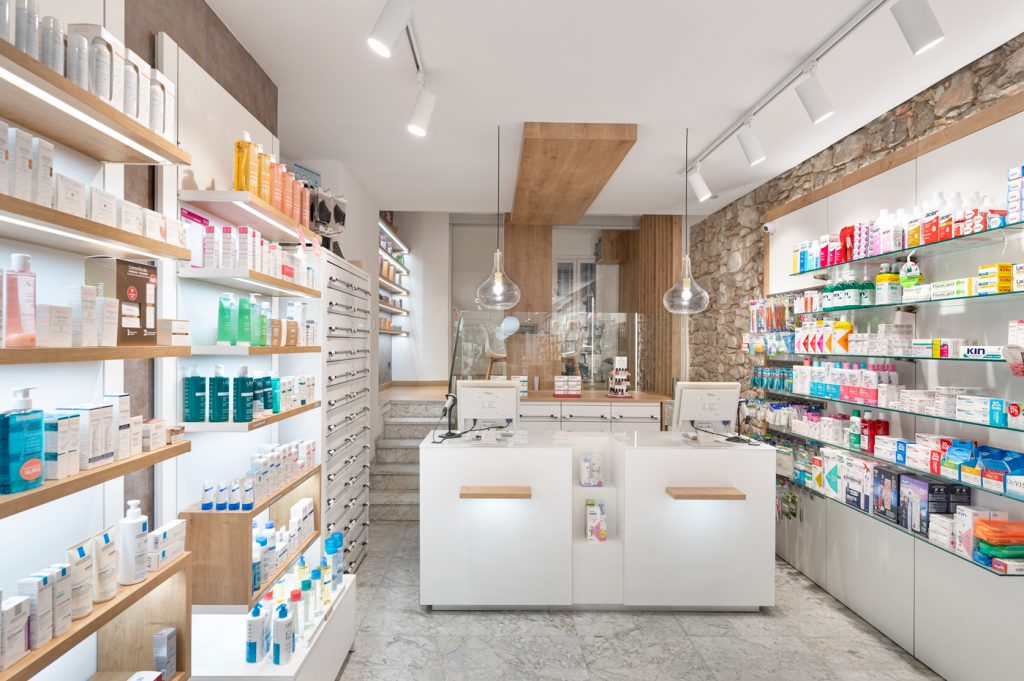 Farmacia urbana pequeña Oltra.