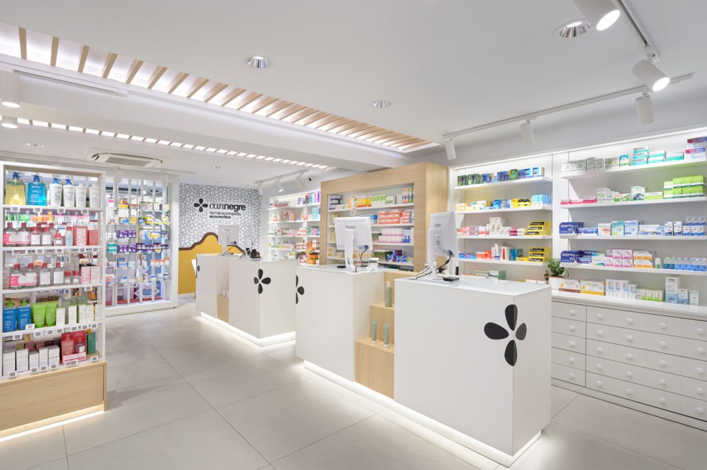 Iluminación en Farmacia Can Negre.