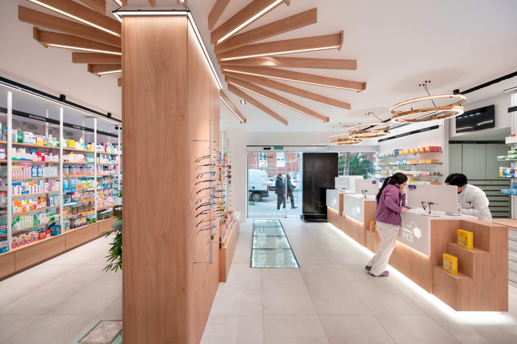 Iluminación natural en farmacia.
