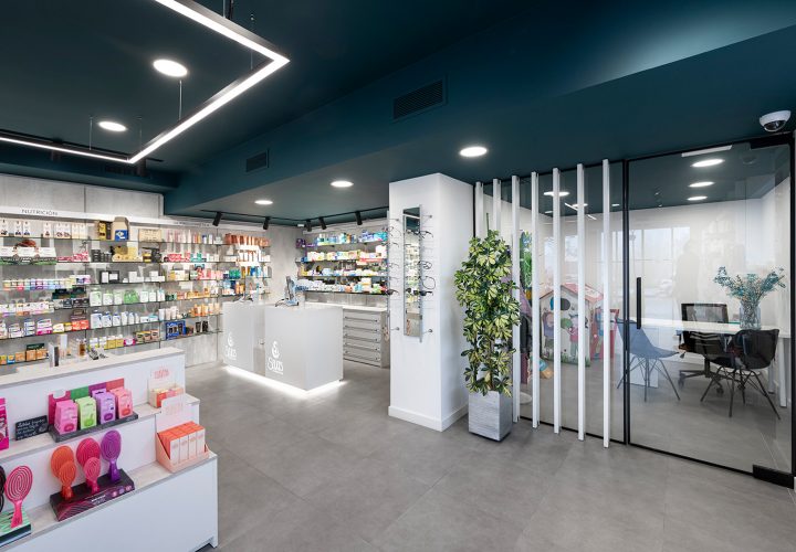 Area diagnostica moderna in farmacia con apparecchiature per autoanalisi. Farmacia progettata e ristrutturata da Inside Pharmacy.