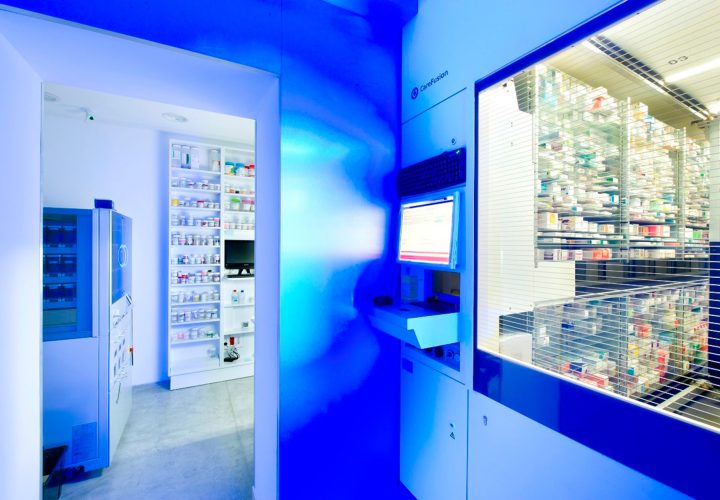 Robot da farmacia in ambiente moderno e tecnologico.