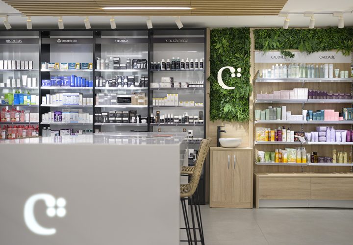 Design inclusivo farmacia. Progetto di Inside Pharmacy.
