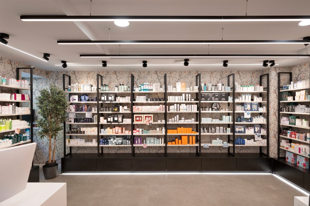 Diseño de categoría en Farmacia El Paseo 24h, reformada por Inside Pharmacy.
