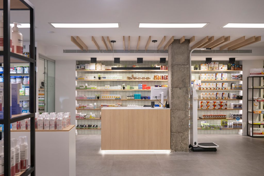 Diseño a medida de categoría y de su mobiliario en farmacia.